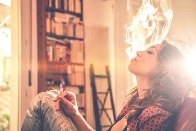 Πώς φεύγουν οι μυρωδιές από καπνό και τσιγάρο από το σπίτι και τα έπιπλα