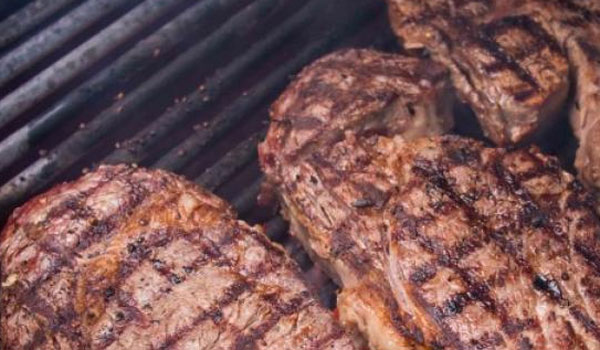 Τσικνοπέμπτη: Ποια κομμάτια από κρέας στα κάρβουνα μπορεί να είναι καρκινογόνα