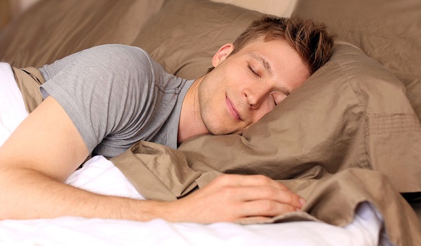 Ύπνος: Ανάσκελα, μπρούμυτα ή στο πλάι; Ποια στάση είναι η καλύτερη;