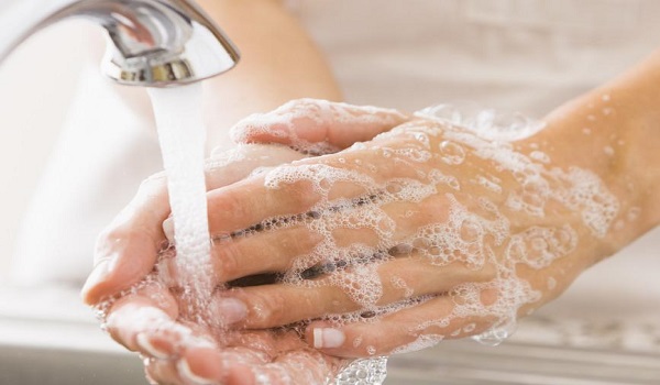 Κορονοϊός: Πόσες φορές να πλένουμε τα χέρια μας για να μειωθεί κατά 36% ο κίνδυνος