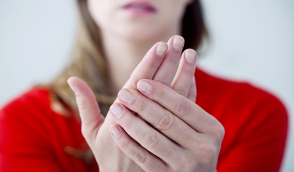 Παγωμένα δάχτυλα: Ποιες παθήσεις υποδεικνύει το σύμπτωμα