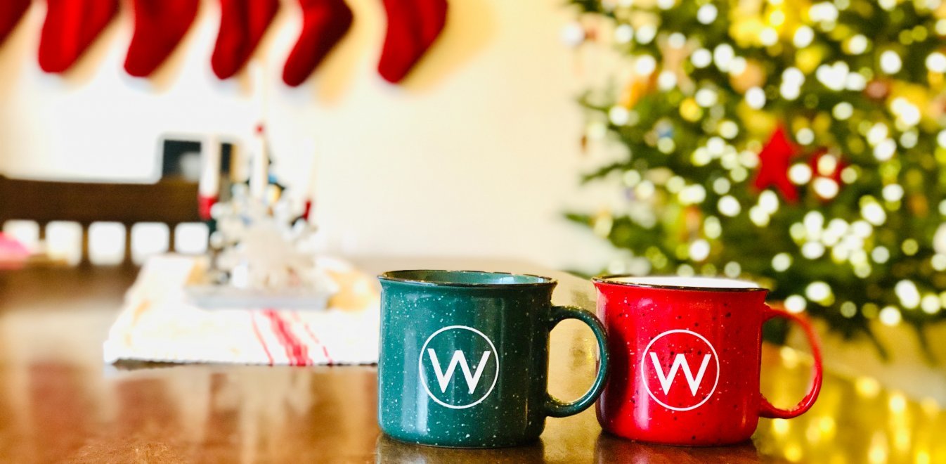 Χριστουγεννιάτικα ροφήματα στο χέρι και στο σπίτι. Μυρωδάτος καφές, αχνιστό τσάι και ζεστή σοκολάτα