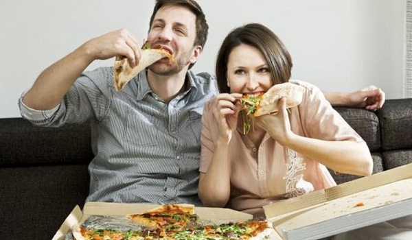 Γιατί οι άνδρες τρώνε παραπάνω όταν συνοδεύονται από γυναίκες;