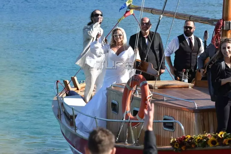 Ελεωνόρα Ζουγανέλη – Σπύρος Δημητρίου: Η νύφη έφτασε στην εκκλησία με καΐκι και συνοδεία μουσικών οργάνων