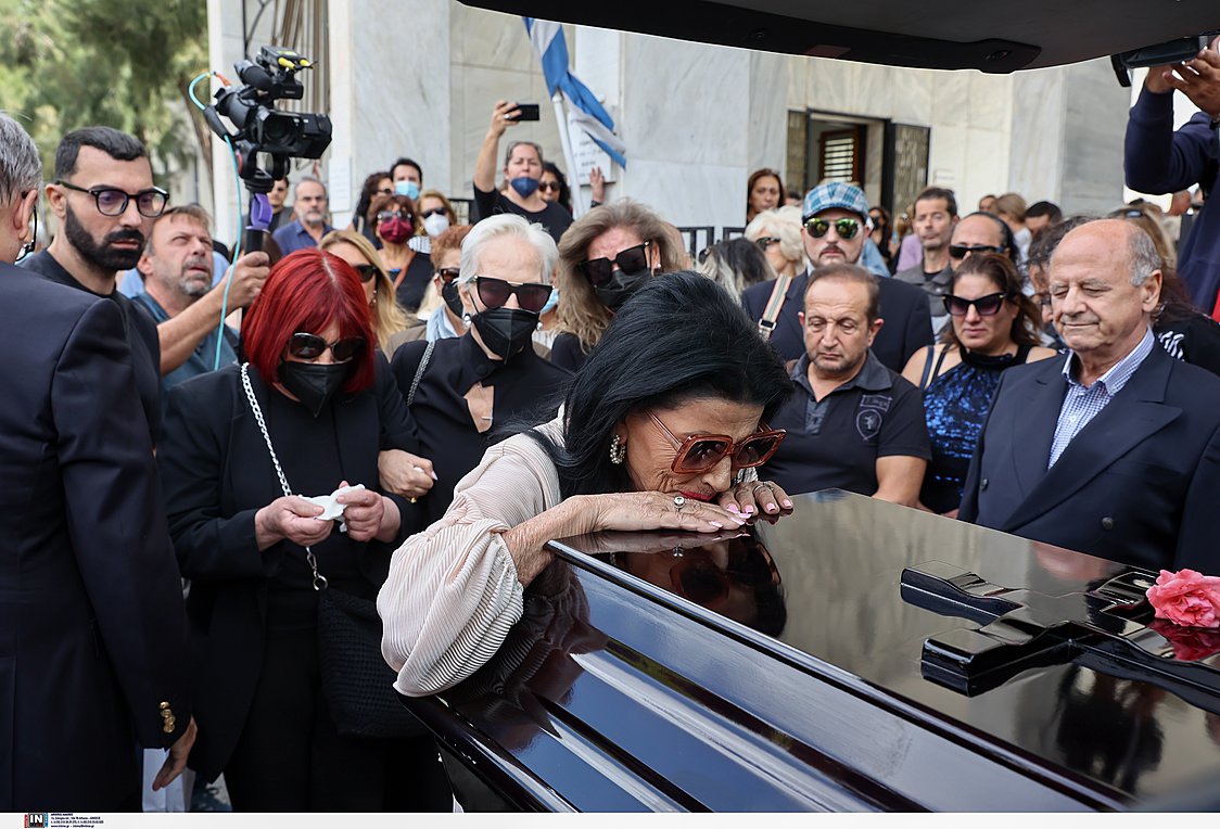 Κατέρρευσε η Ζωζώ Σαπουντζάκη στην κηδεία της Μάρθας Καραγιάννη - Να με περιμένει