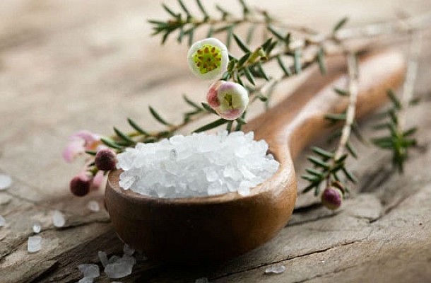 Θαλασσινό αλάτι: Πώς να φτιάξετε και να χρησιμοποιήσετε ένα Scrub με αλάτι