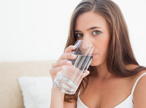 Τα 7 "αθώα" σημάδια που δείχνουν ότι δεν πίνεις αρκετό νερό