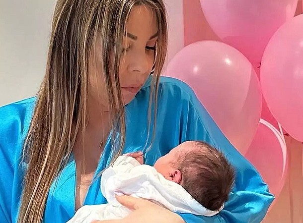 Άντζελα Δημητρίου: Η πρώτη φωτογραφία αγκαλιά με τη νεογέννητη εγγονή της