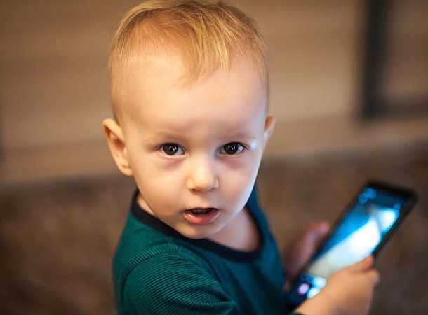 Καθυστερημένη ανάπτυξη έχουν τα μωρά που παίζουν με τα κινητά