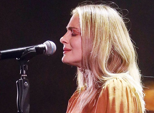 Διέκοψε συναυλία στο Λουτράκι η Νατάσα Μποφίλιου: Δεν είμαι αυτή που έχετε πληρώσει να δείτε