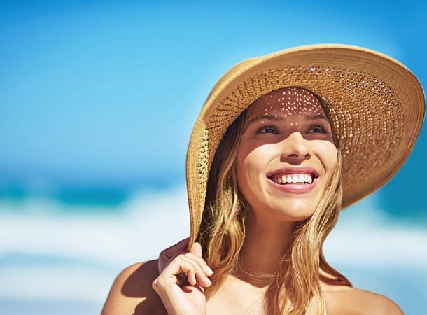 Καπέλο το καλοκαίρι: Προκαλεί τριχόπτωση όταν το φοράμε καθημερινά;