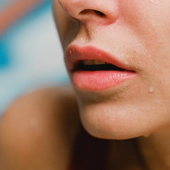 Τι συμβαίνει αν ξυπνήσετε με πρησμένα χείλη