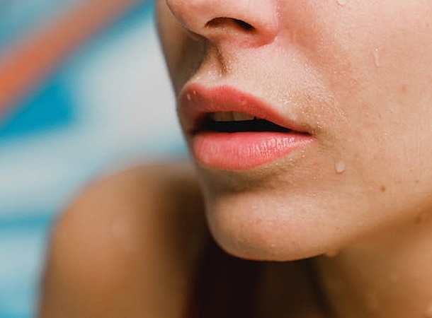 Τι συμβαίνει αν ξυπνήσετε με πρησμένα χείλη