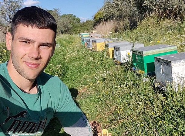Ορεινή Μέλισσα: Ποιος είναι ο μελισσοκόμος Χάρης Σταμάτης με τα viral βίντεο στα social media;
