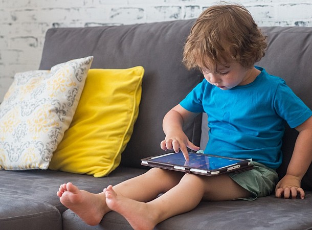 Ψηφιακές οθόνες: Από τι κινδυνεύουν τα παιδιά που χρησιμοποιούν συχνά κινητά και τάμπλετ