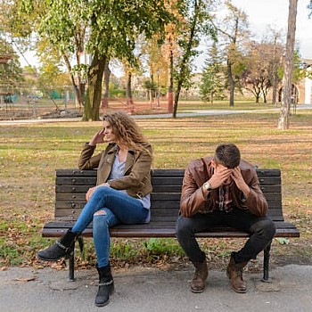 Οι άνδρες που φοβούνται βαθιά την απόρριψη συχνά εμφανίζουν αυτές τις 3 συμπεριφορές, σύμφωνα με την ψυχολογία