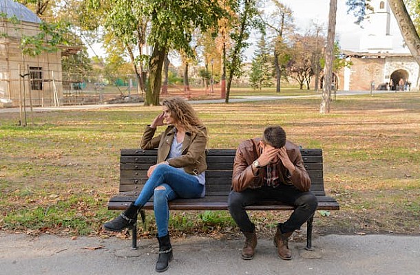 Οι άνδρες που φοβούνται βαθιά την απόρριψη συχνά εμφανίζουν αυτές τις 3 συμπεριφορές, σύμφωνα με την ψυχολογία