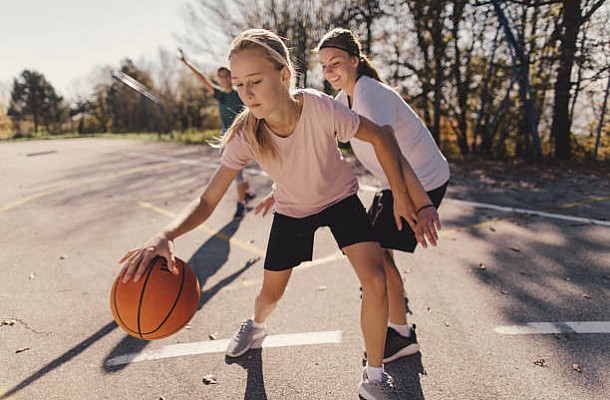 Ποια αθλήματα στην εφηβεία χτίζουν διά βίου γερά οστά