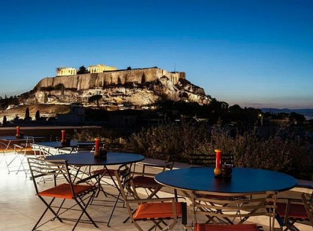 Αγαπημένα μπαρ ξενοδοχείων στην Αθήνα και είναι πάντα καλοκαίρι!