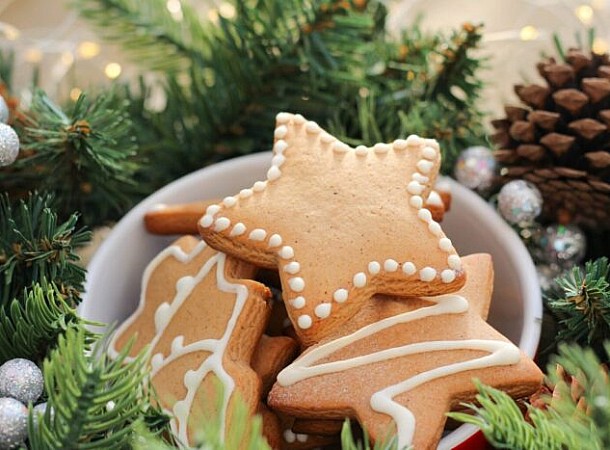 Χριστουγεννιάτικα μπισκότα: Ετοιμάζουμε sugar - free μπισκοτάκια με μπανάνα για τα Χριστούγεννα