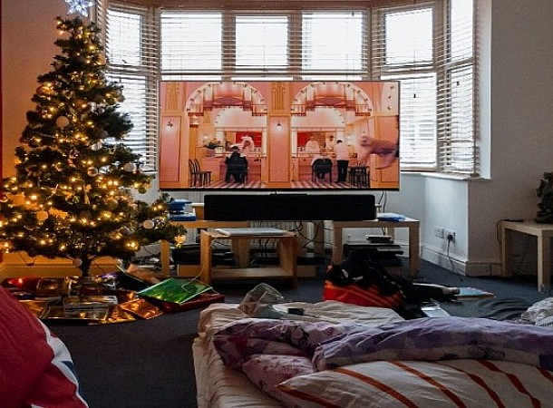 Πώς το χριστουγεννιάτικο δέντρο στην κρεβατοκάμαρα μπορεί να φουντώσει την ερ@τική σας ζωή