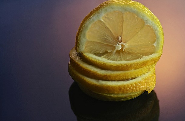 5 τρόποι για να καθαρίσετε την κουζίνα σας με χυμό λεμονιού