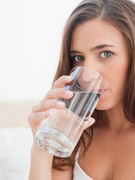 Τέσσερα περίεργα σημάδια που δείχνουν ότι πρέπει να πίνεις περισσότερο νερό