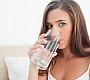 Τέσσερα περίεργα σημάδια που δείχνουν ότι πρέπει να πίνεις περισσότερο νερό