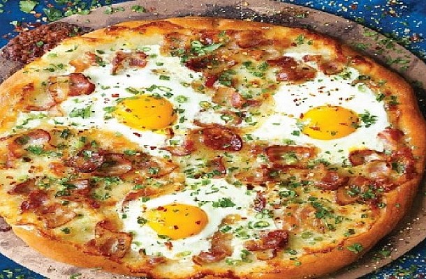 Σπιτική πίτσα με μπέικον και ψητά αυγά