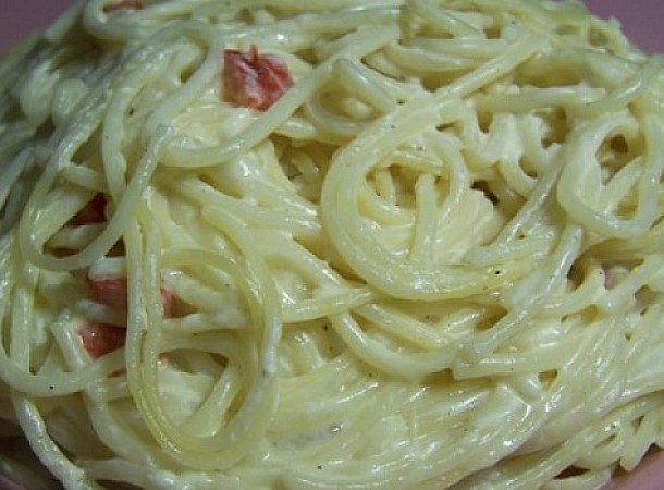 Σπαγγέτι με λευκή σάλτσα κόκκινης πιπεριάς