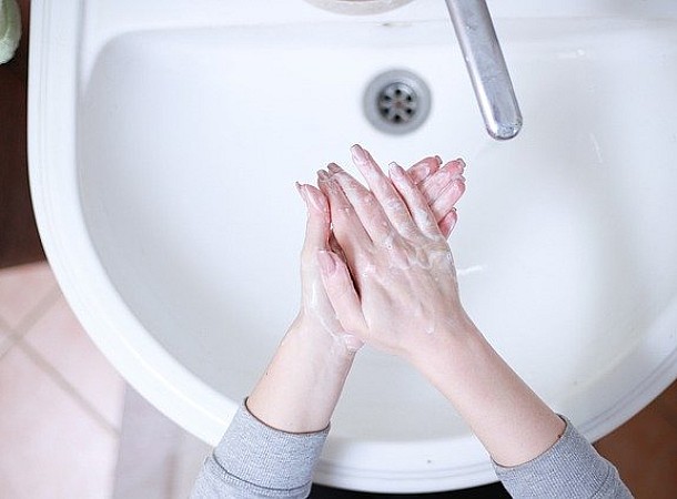Γιατί μουλιάζουν τα χέρια στο νερό; Πότε να ανησυχήσετε