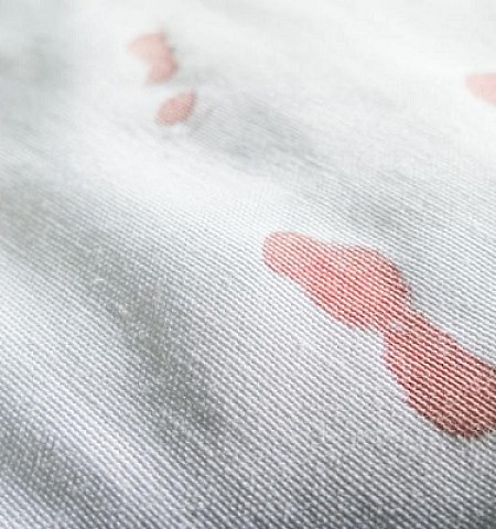 Οι 7 αποτελεσματικοί τρόποι για να αφαιρέσουμε τους λεκέδες από αίμα στα ρούχα