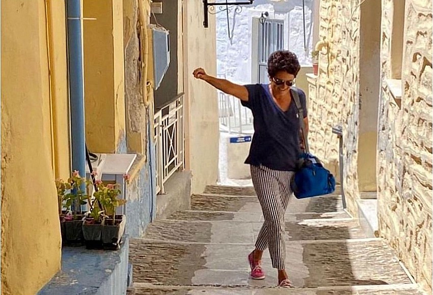 Η Άλκηστις Πρωτοψάλτη στη Σύρο – Δέκα στιγμές από το νησί της καρδιάς της
