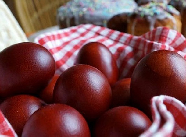 Πασχαλινά αυγά: Έτσι θα πετύχετε το τέλειο κόκκινο χρώμα!