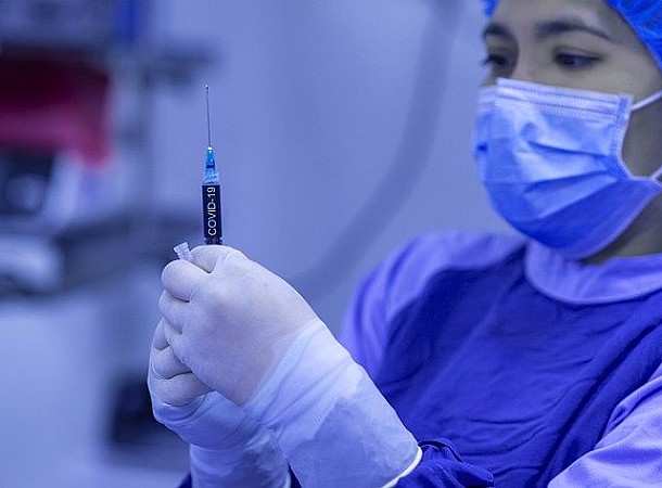 Κορονοϊός: Καλπάζουν οι μεταλλάξεις Ο4 και Ο5 – Διευκρινίσεις για την 4η δόση εμβολίου