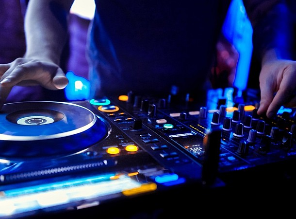 Γλυφάδα: Γνωστός DJ ξυλοκόπησε την πρώην του και δάγκωσε το αυτί του συντρόφου της
