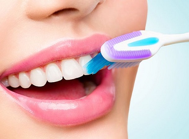 Τέσσερις λόγοι που επηρεάζουν το χρώμα των δοντιών σας και πιθανόν δεν τους γνωρίζετε