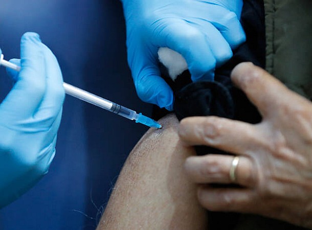Κορονοϊός: Γιατί παίζει ρόλο σε ποιο χέρι κάνετε το εμβόλιο