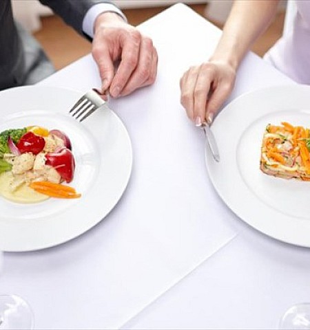 Πέντε φαγητά που ένας σερβιτόρος δεν παραγγέλνει ποτέ. Θέλετε να ξέρετε γιατί;