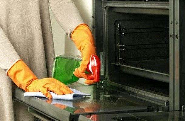 Πώς να καθαρίσετε τον φούρνο σας χωρίς απορρυπαντικά