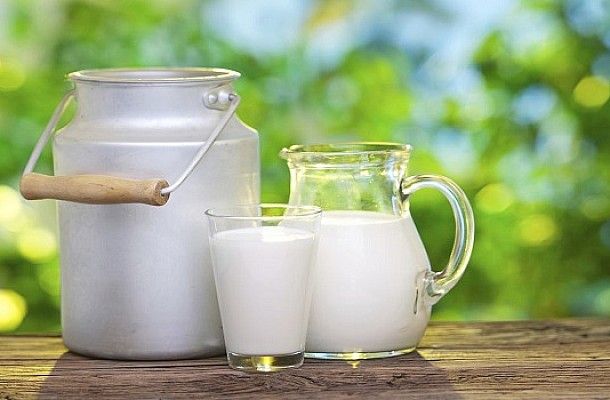 Κατσικίσιο ή αγελαδινό γάλα; Ποιο είναι πιο θρεπτικό και πρέπει να προτιμήσεις;