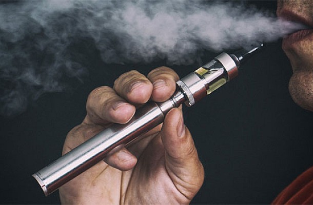 Ηλεκτρονικό τσιγάρο: Για θανατηφόρες τοξίνες προειδοποιεί το αγγλικό ΕΣΥ