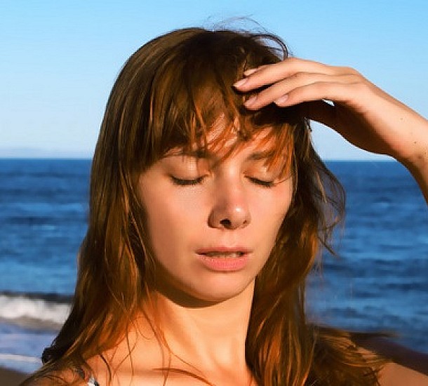 Πόσο ο ήλιος επηρεάζει την υγεία των μαλλιών μας, και πώς να προστατευθούμε το καλοκαίρι