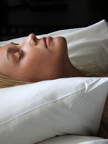 8 επιστημονικά αποδεδειγμένοι τρόποι για να κάψετε λίπος ενώ κοιμάστε