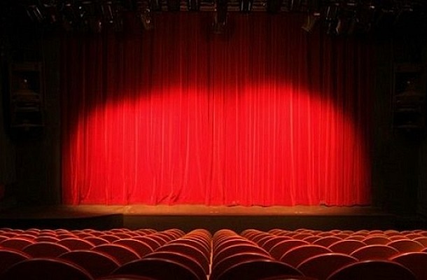 Πάμε θέατρο: Οι θεατρικές παραστάσεις του χειμώνα 2023 - 24