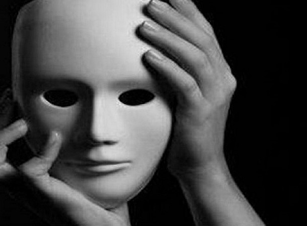 Όταν πέφτουν οι μάσκες στους ανθρώπους: Πώς θα καταλάβουμε εάν κάποιος έχει προσωπείο;