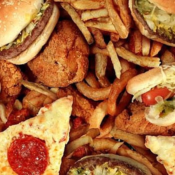 Τα παιδιά που τρώνε junk food διατρέχουν αυξημένο κίνδυνο πρόωρου εμφράγματος και εγκεφαλικού