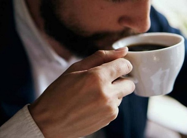 Μελέτη: Διπλάσιος ο κίνδυνος καρδιαγγειακού θανάτου για τους υπερτασικούς που πίνουν δύο καφέδες τη μέρα