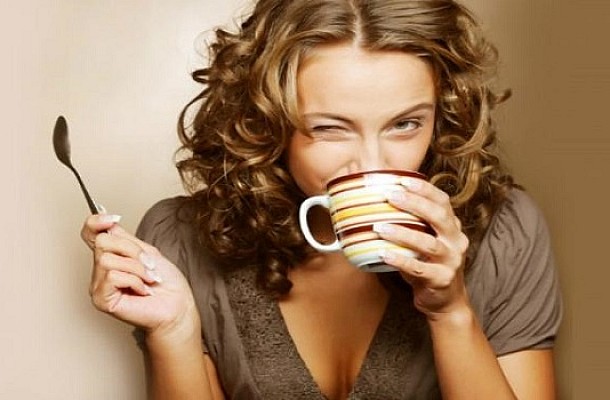 Τέσσερα μυστικά για να απολαμβάνετε τον καφέ χωρίς να βλάπτει το χαμόγελό σας