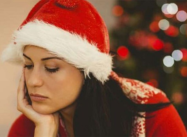 Χριστουγεννιάτικη κατάθλιψη: Τα συμπτώματα - καμπανάκι και οι τρόποι για να την νικήσετε